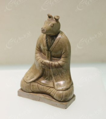 Celadon Zodiac Rat Figurine · 青瓷鼠俑